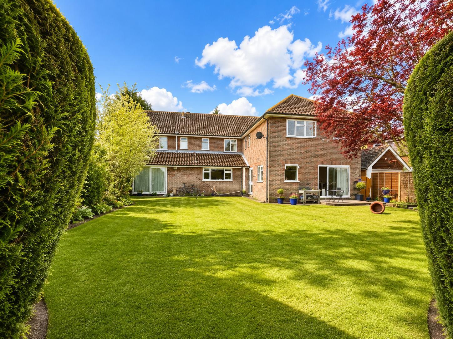 High Trees Guest House Gatwick 42/49
