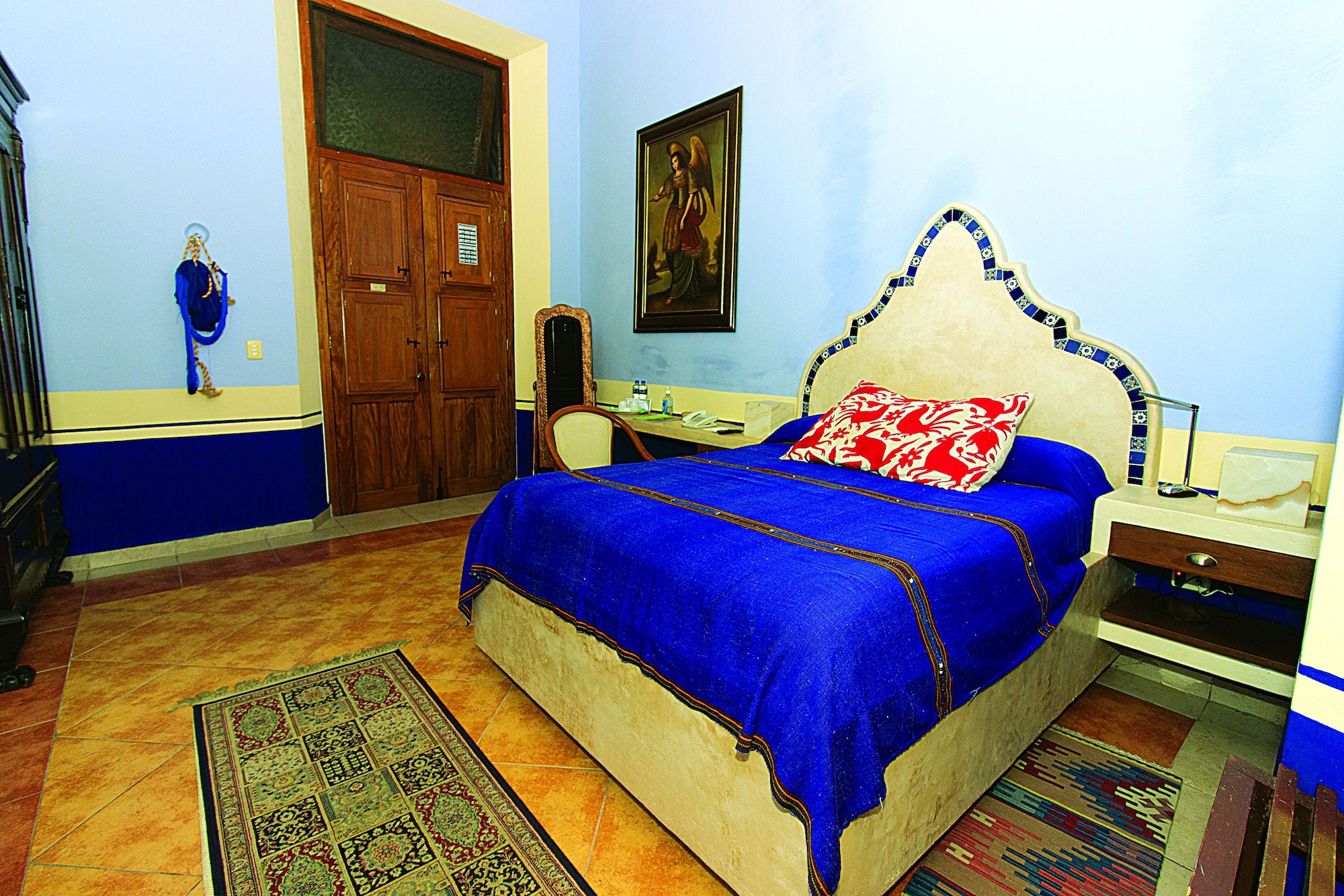 DELUXE, QUEEN BED, JETTED TUB