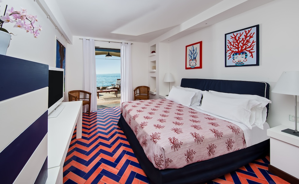 Infinity, Double Bed, Sea View, Hot Tub, Patio, Terrace