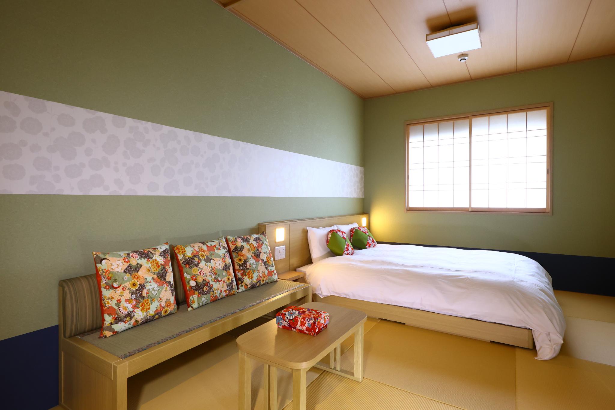 Moderate, Queen Bed