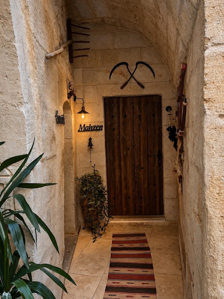 Shadow Cave House 7/49