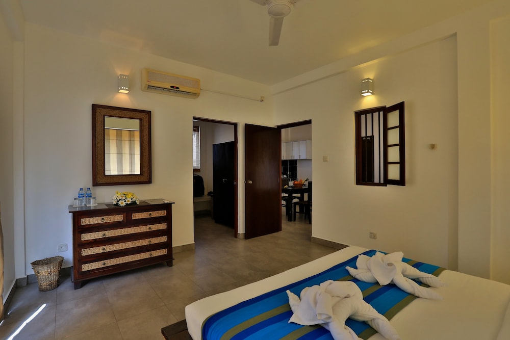 ST. LACHLAN HOTEL AND SUITES 25/64