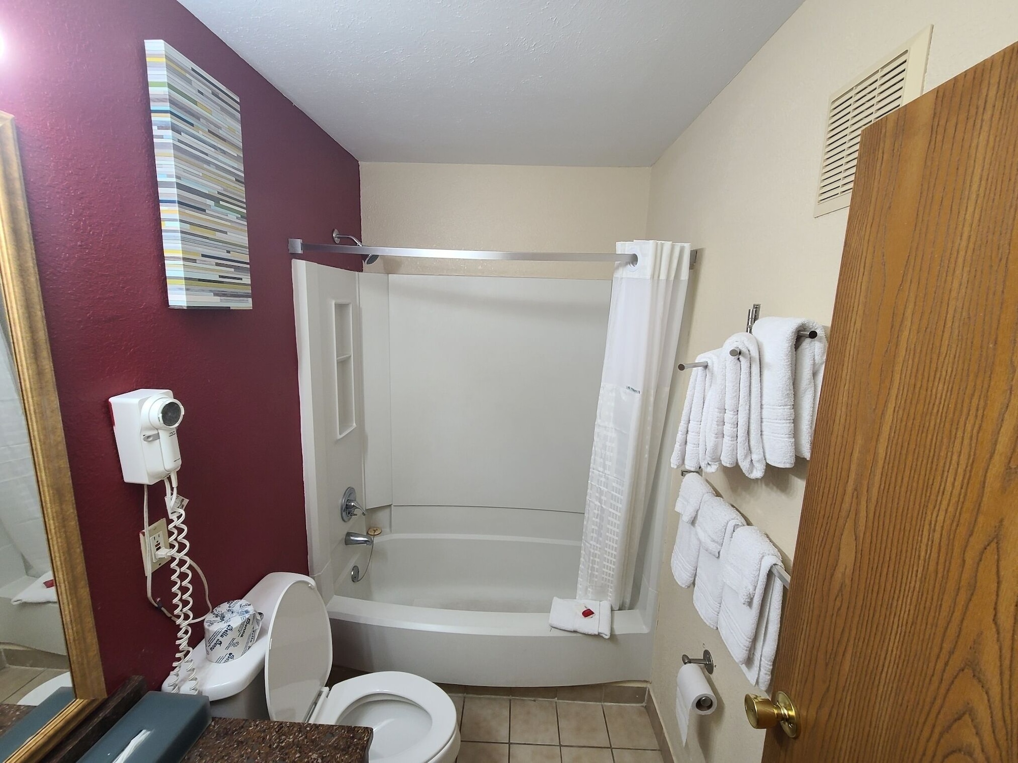 غرفة بسريرين مزدوجين يُسمح فيها بالحيوانات الأليفة لذوي الإعاقة، Baymont by Wyndham Perrysburg/Toledo 9/9