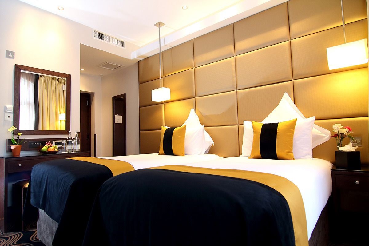 ROOM, TWIN BEDS