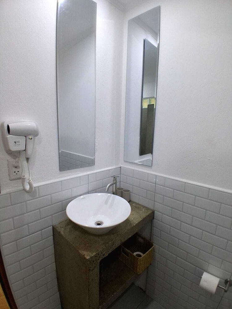 1 Bedroom, Bungalow, 1 Queen and 1 Single Bed, Garden Area، Quo Vadis Dive Resort 8/9