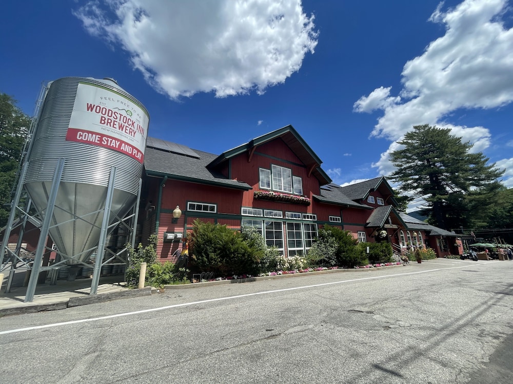 WoodStock Inn 39/43