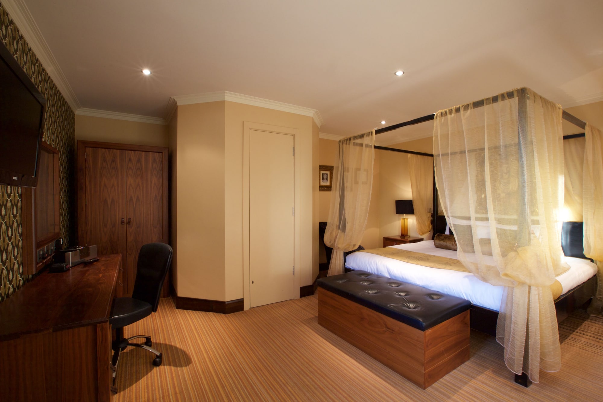 SUITE, KING BED