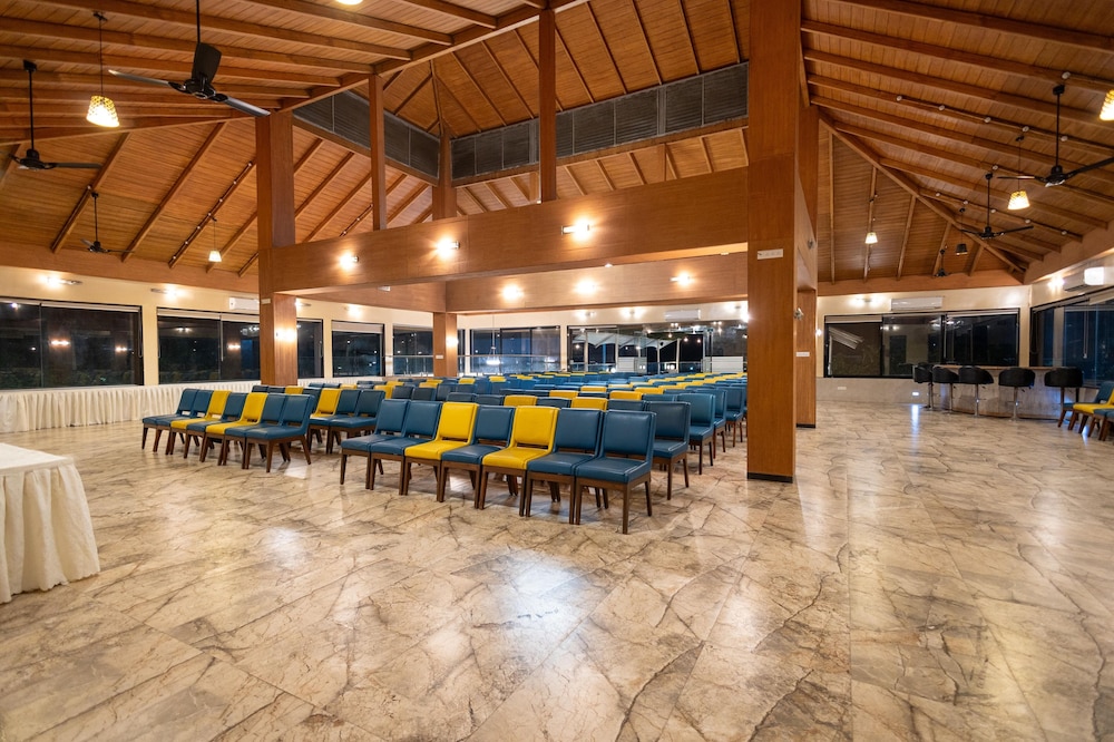 Freesia Resort by Express Inn 25/45