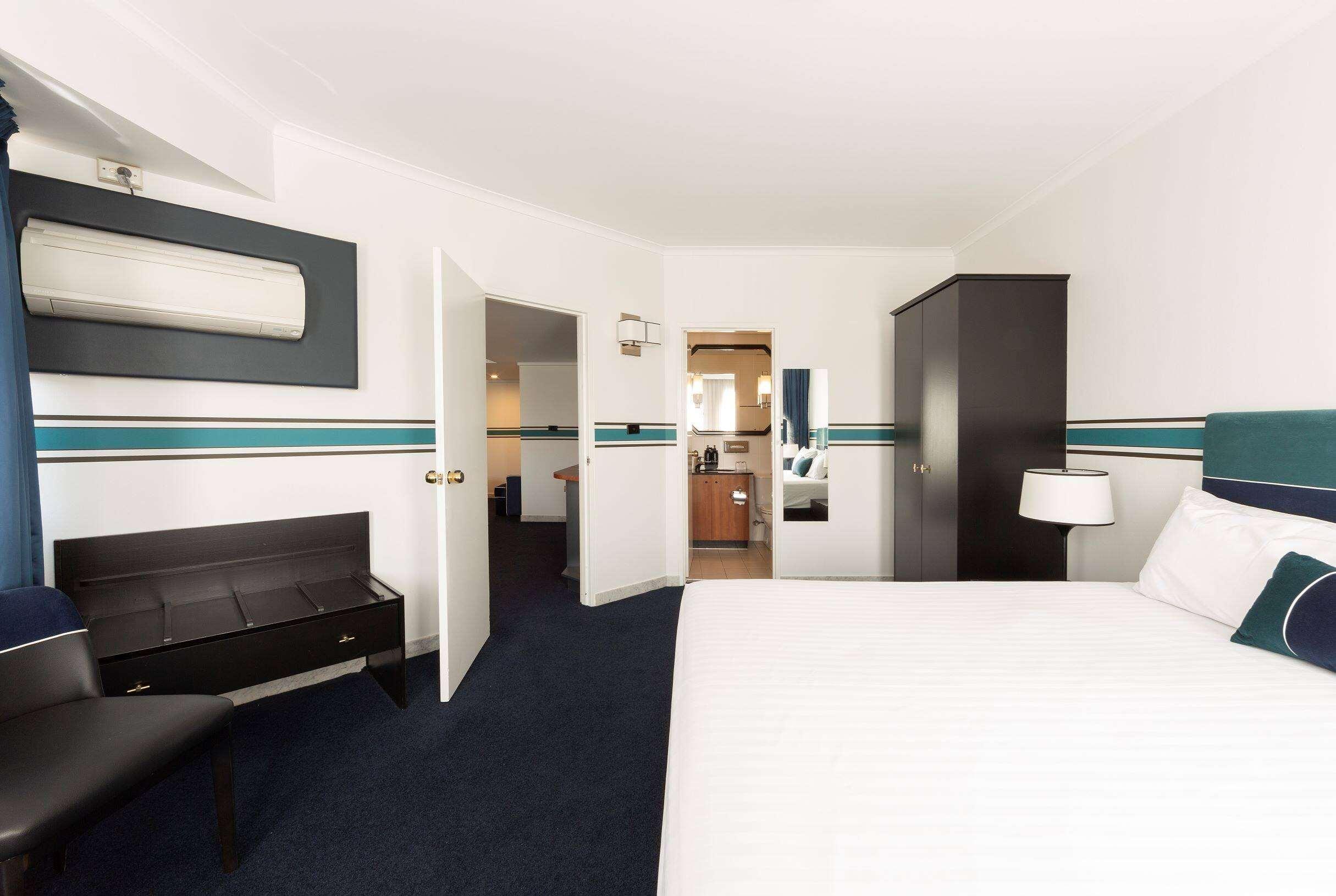 Boardroom, Suite, King Bed، Ramada by Wyndham Diplomat Canberra 3/4