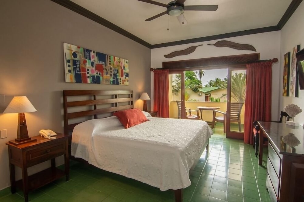 DELUXE, KING BED