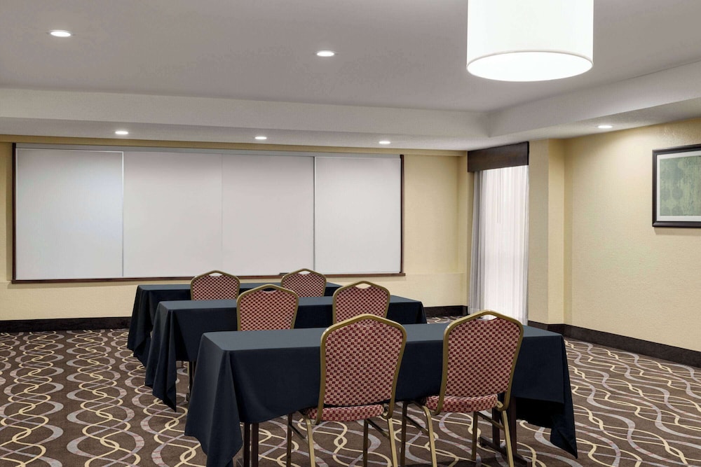 AmericInn by Wyndham Grand Rapids Airport North 50/62