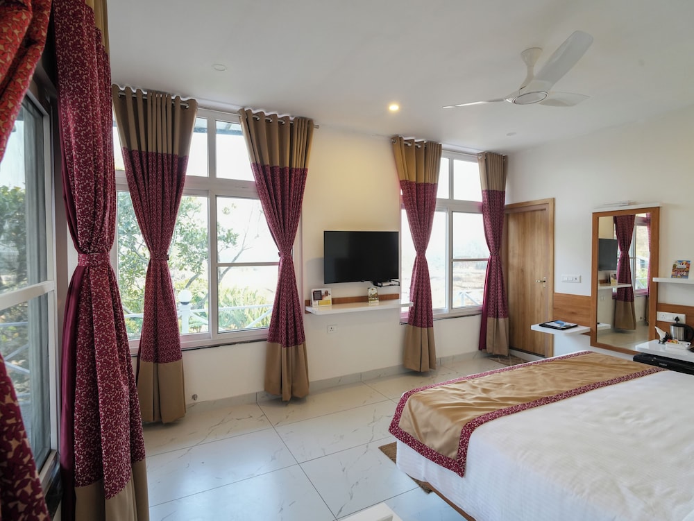 غرفة حصرية كلوب بسرير كينج مع أريكة، MGM Whispering Winds Yelagiri 3/4