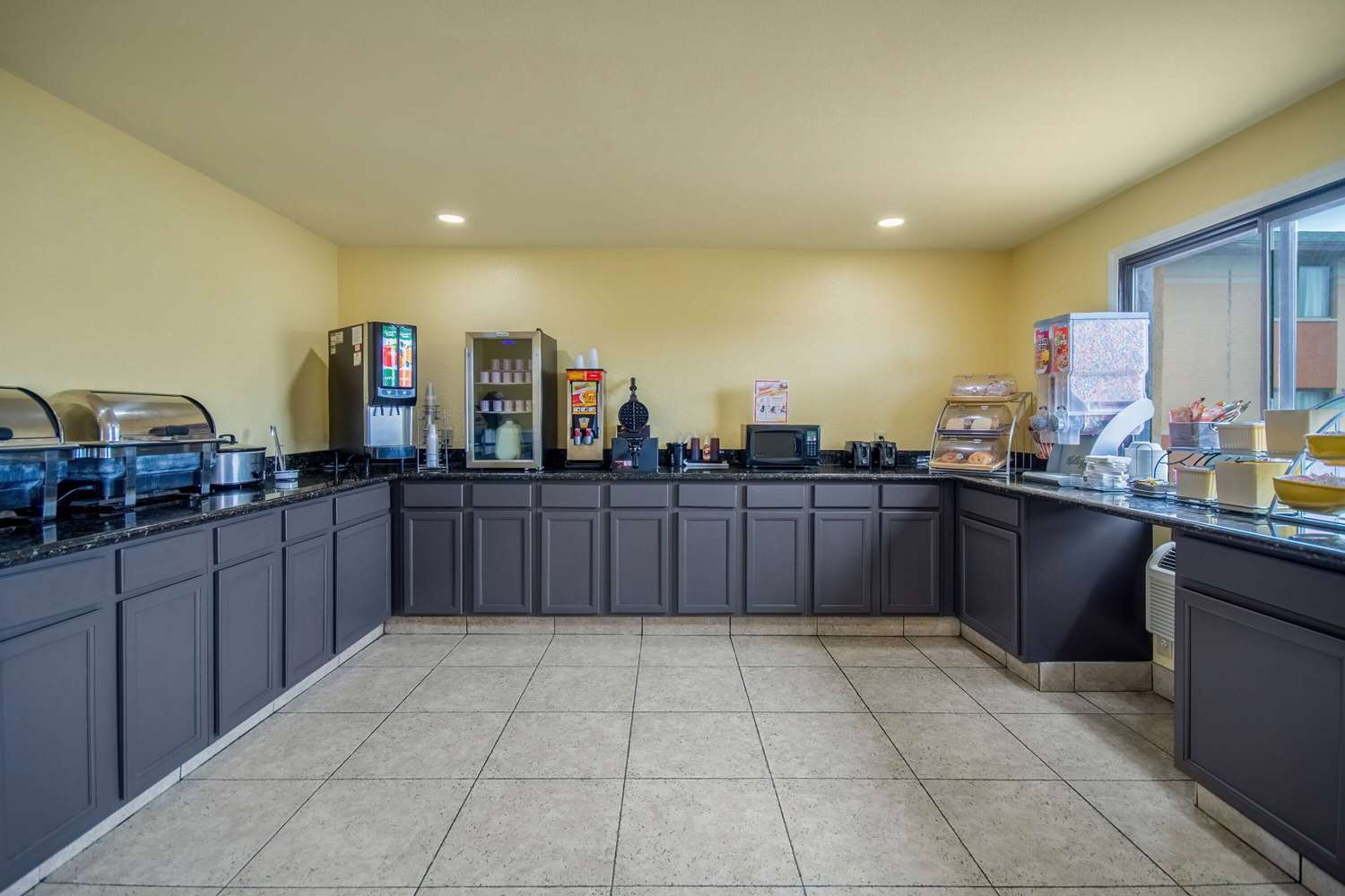 Days Inn & Suites by Wyndham Waterloo 27/30