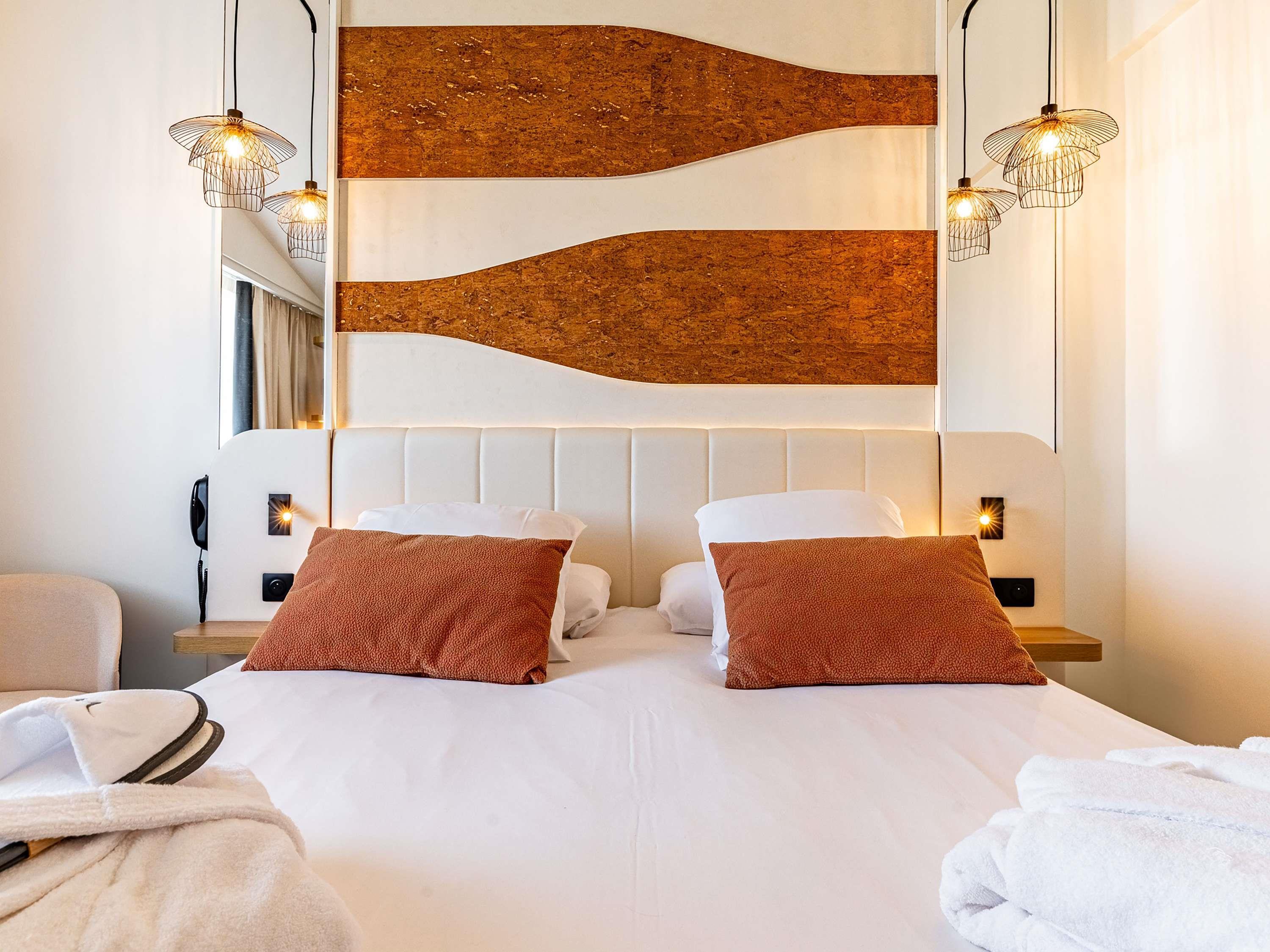 PRIVILEGE, DOUBLE BED