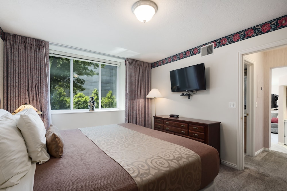 1 BEDROOM, CONDOMINIUM