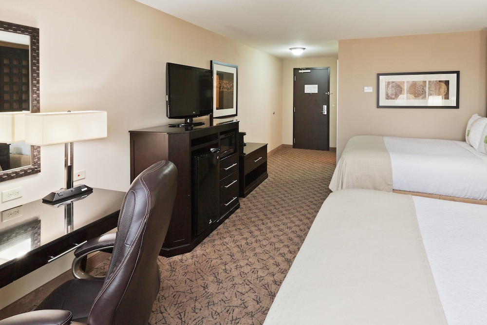 Holiday Inn Hotel & Suites Tulsa South 16/56