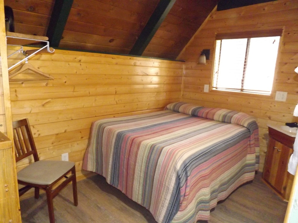 CABIN, PRIVATE BATHROOM