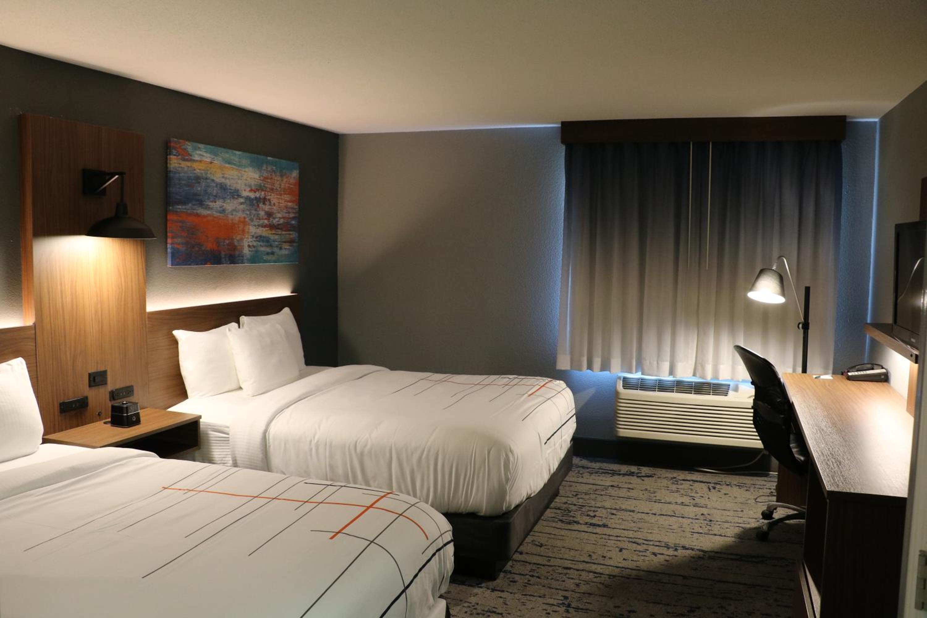 غرفة بسريرين مزدوجين، Studio 6 Extended stay Huntsville, AL - US Space & Rocket Center 3/6