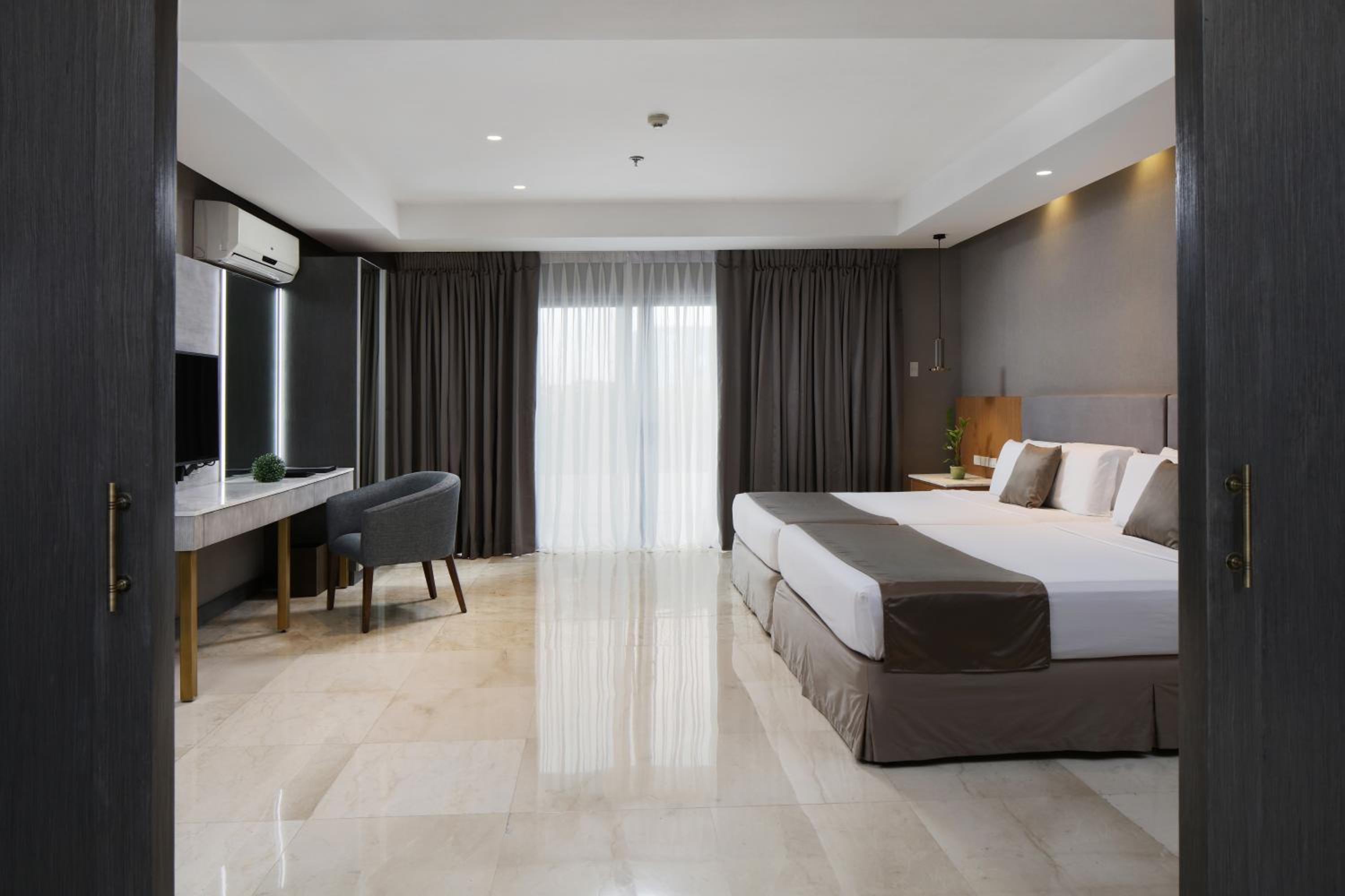 Penthouse Suite, Twin Beds, Balcony، City Garden Suites Manila 2/5