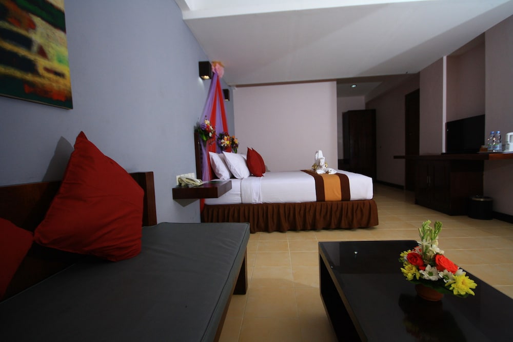 The Grand Santhi Hotel 38/69