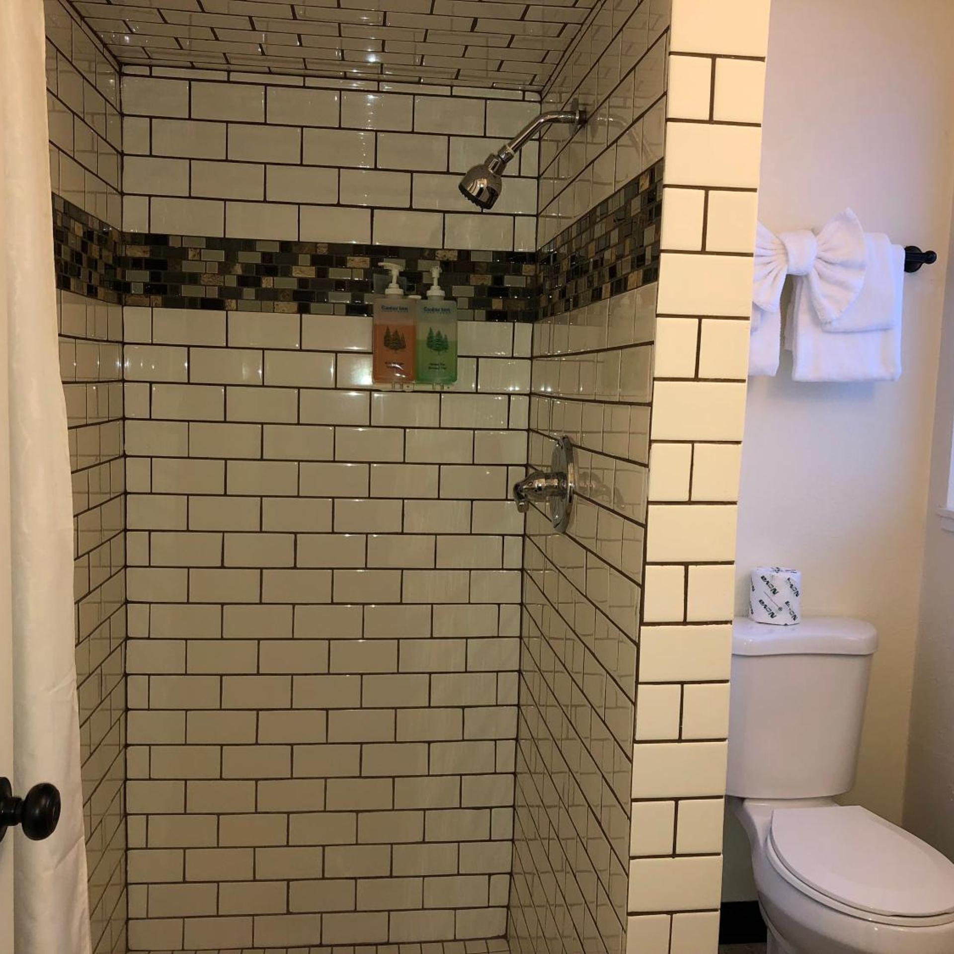 غرفة بسرير كينج، Cedar Inn & Suites 5/7