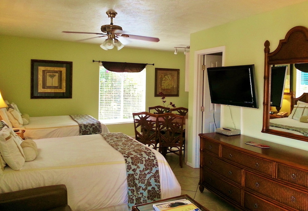 Tropical Beach Resorts 36/79