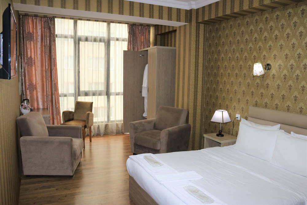 L PLAZA HOTEL 26/63