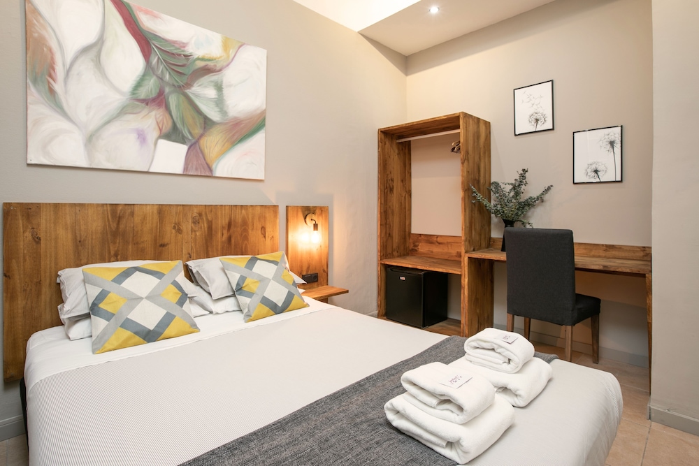 Jardinets Guest House 12/59