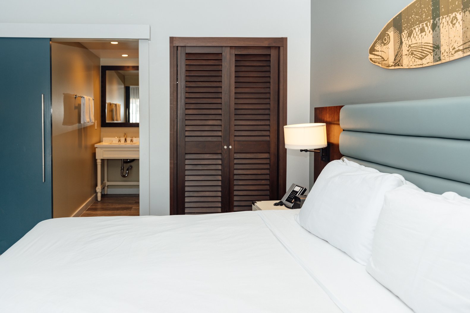Lakehouse Hotel and Resort 49/100