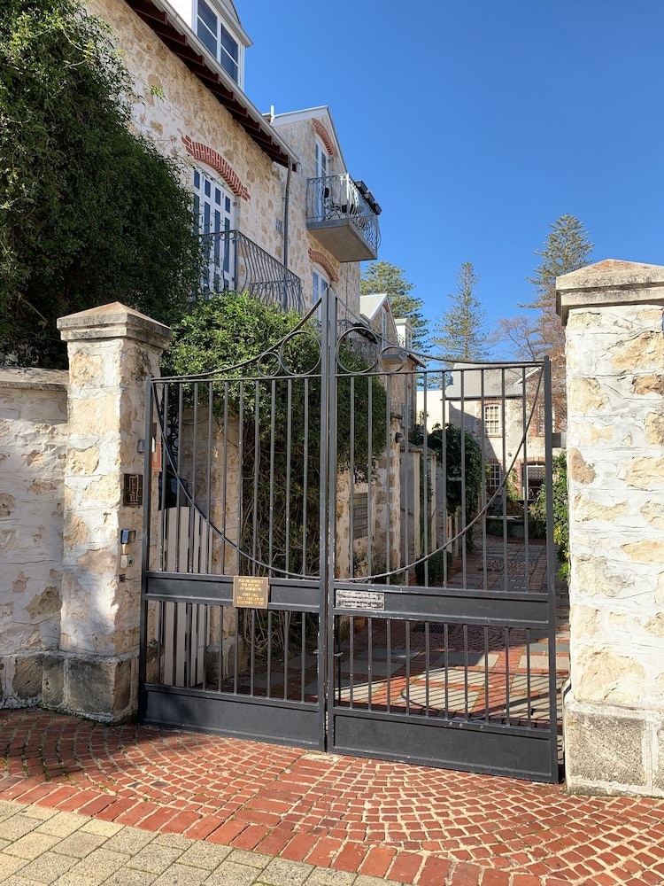 PORT MILL BED AND BREAKFAST 13/18