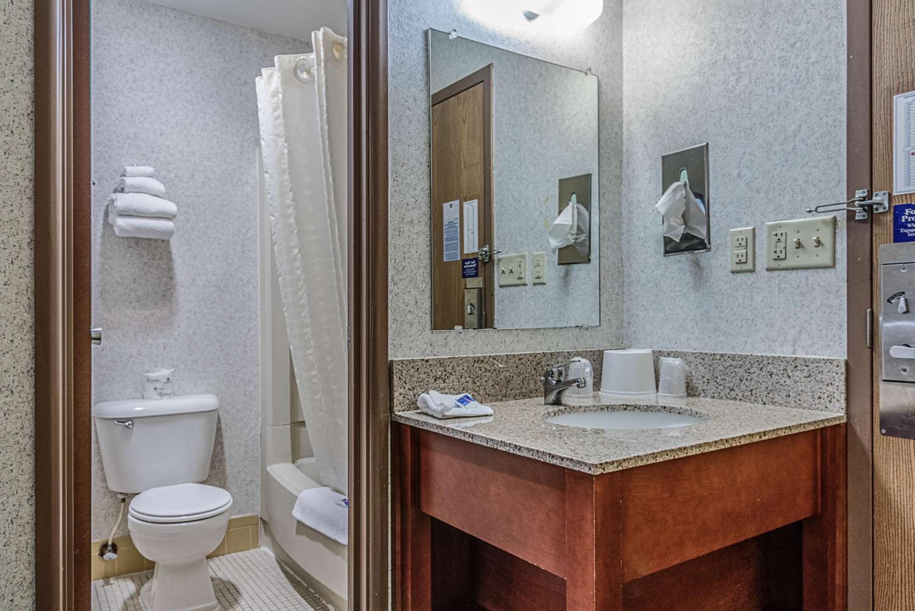 Room, Quadruple, Days Inn by Wyndham La Crosse 7/10