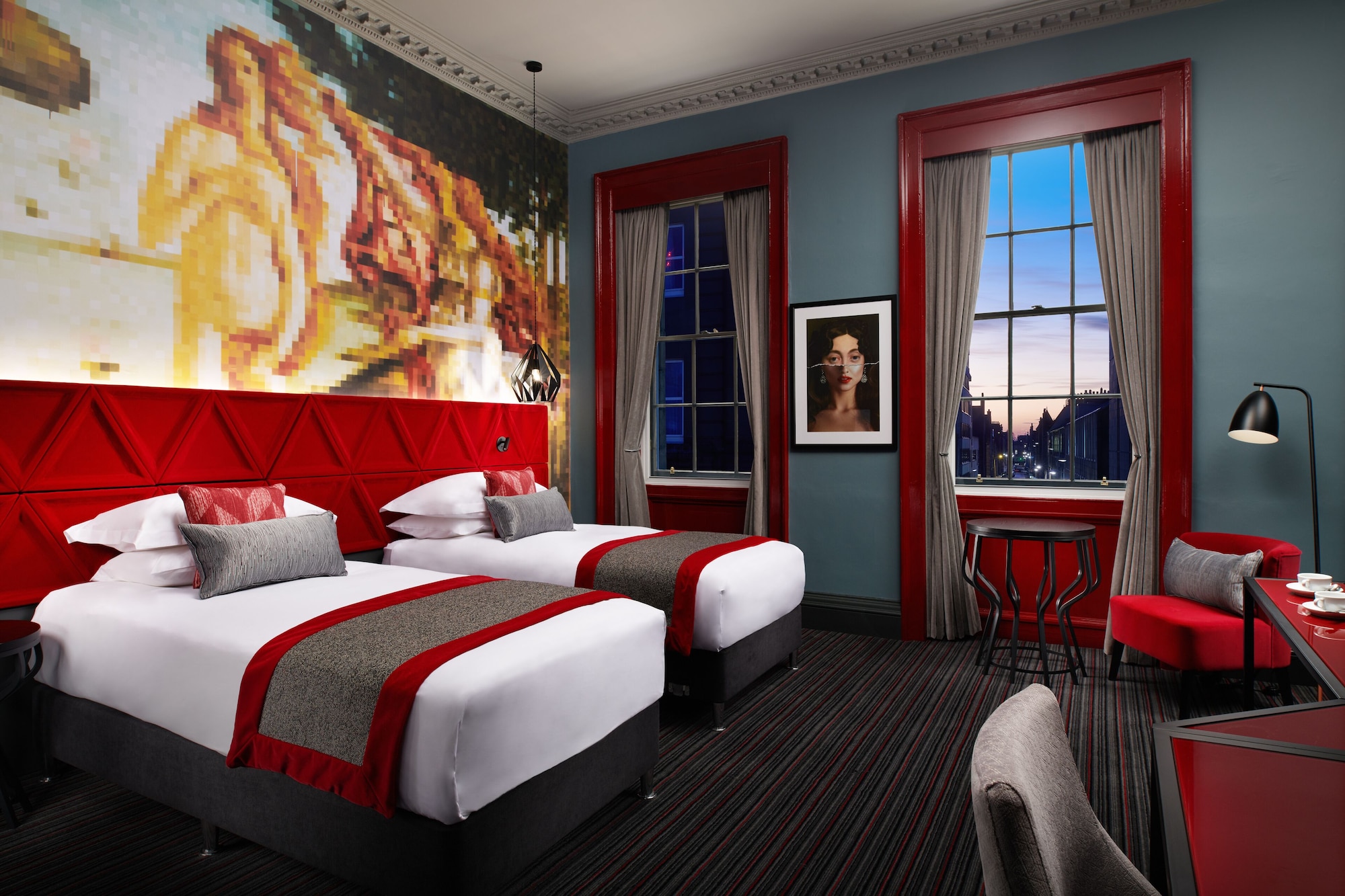 CLUB, TWIN BEDS