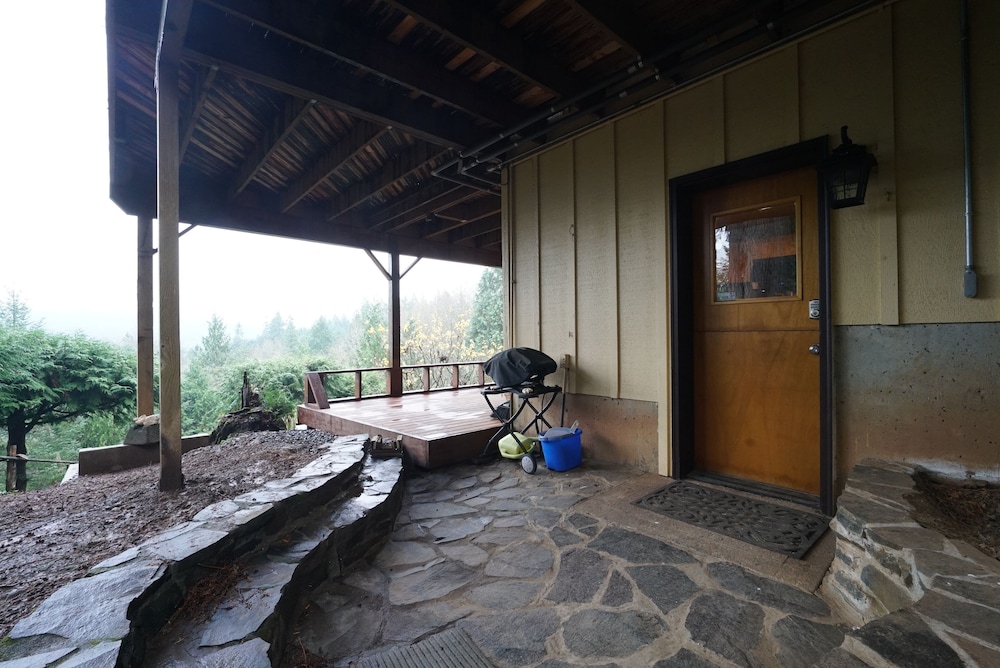 MapleRidge House: A BnB For All Seasons 13/50