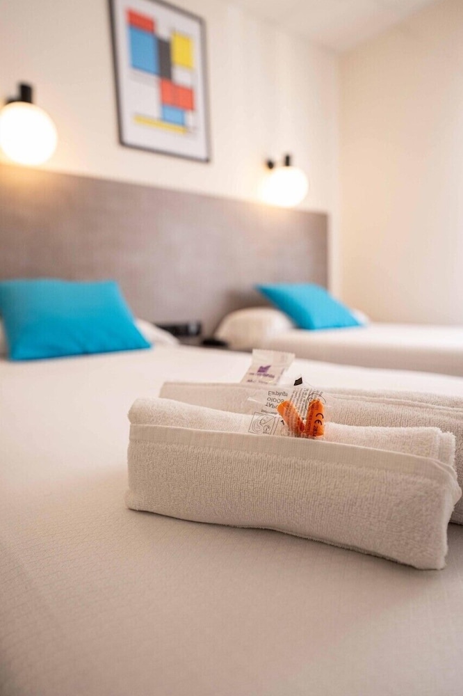 ROOM, TWIN BEDS
