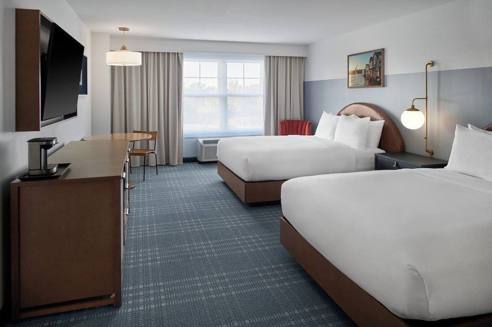 Room, 2 Queen Beds, Lake Side, Accessible، Hotel Canandaigua, Tapestry Collection by Hilton 2/7