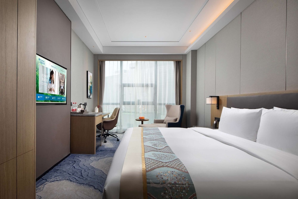 COMFORTABLE, KING BED