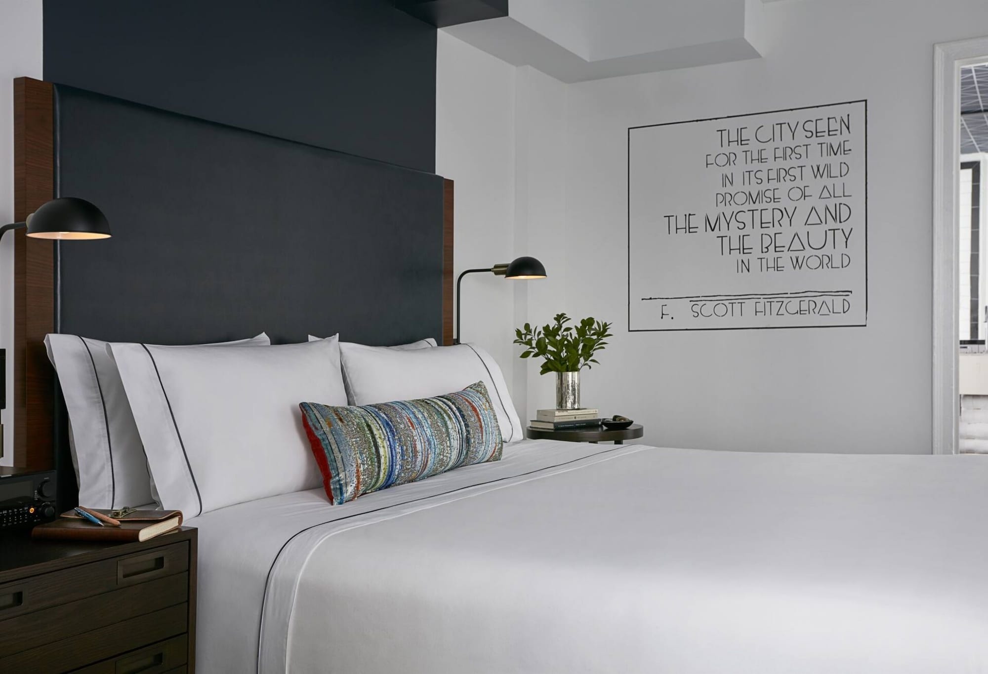 Gallery, Queen Bed
