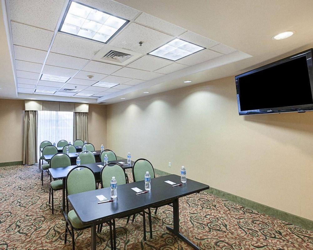Comfort Suites Medical Center Near Six Flags 38/44