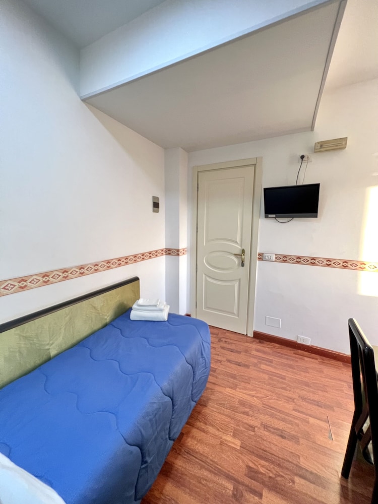ROOM, SINGLE