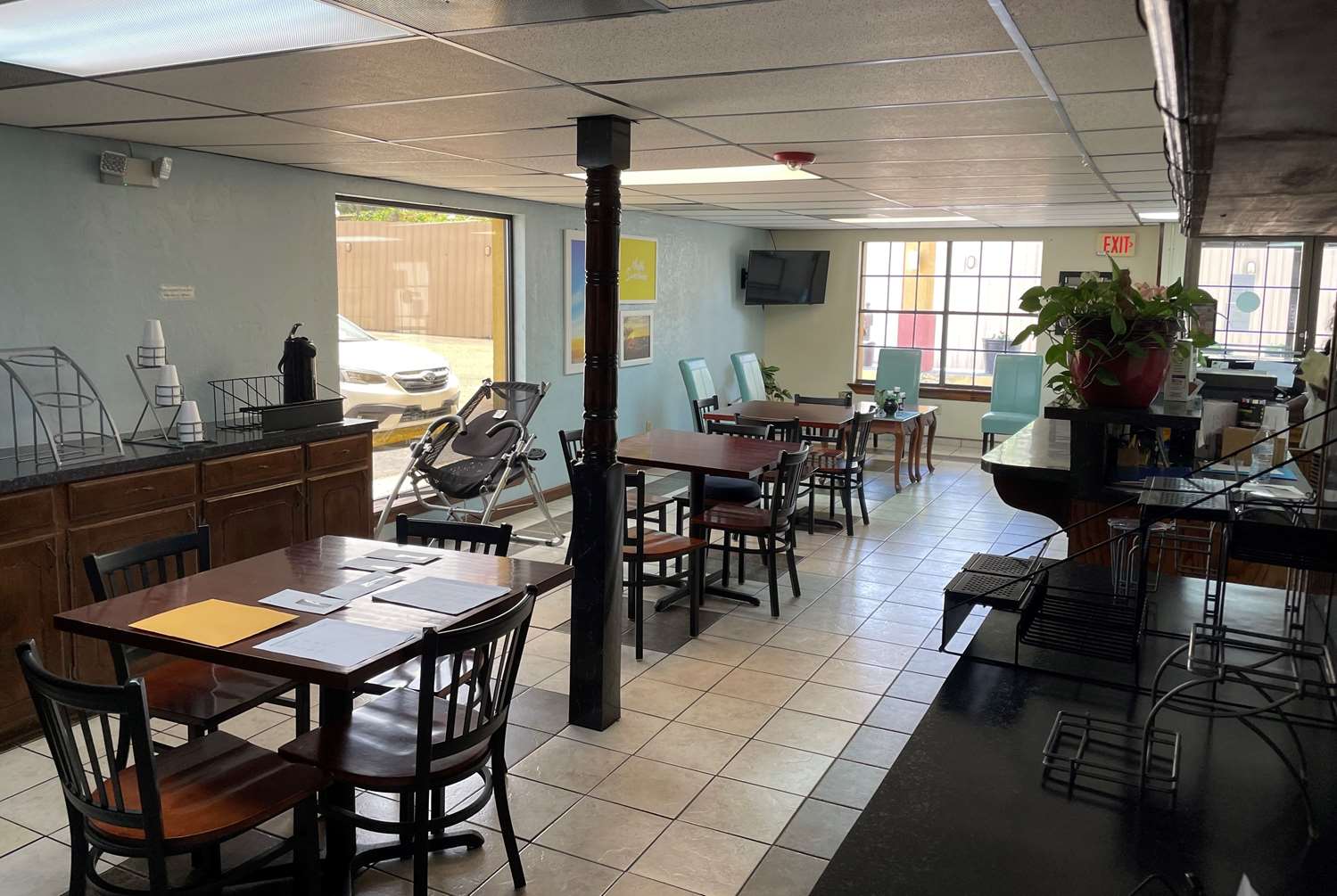 Days Inn & Suites by Wyndham Marshall 4/6
