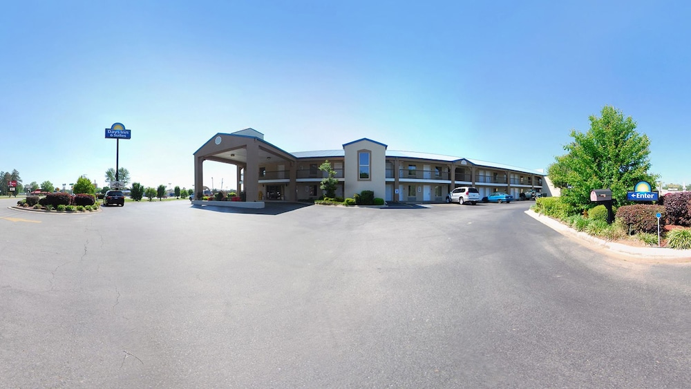 Days Inn and Suites By Wyndham Pine Bluff 23/27