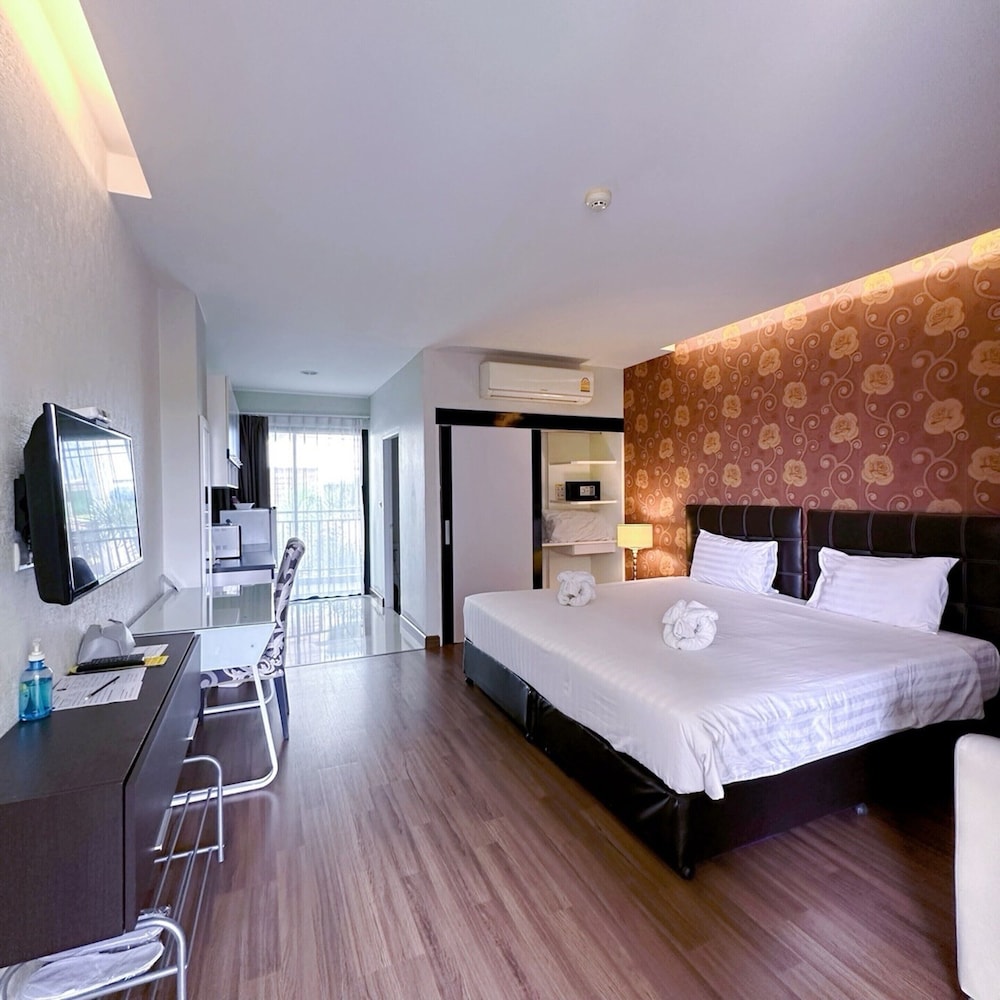 DELUXE, KING BED