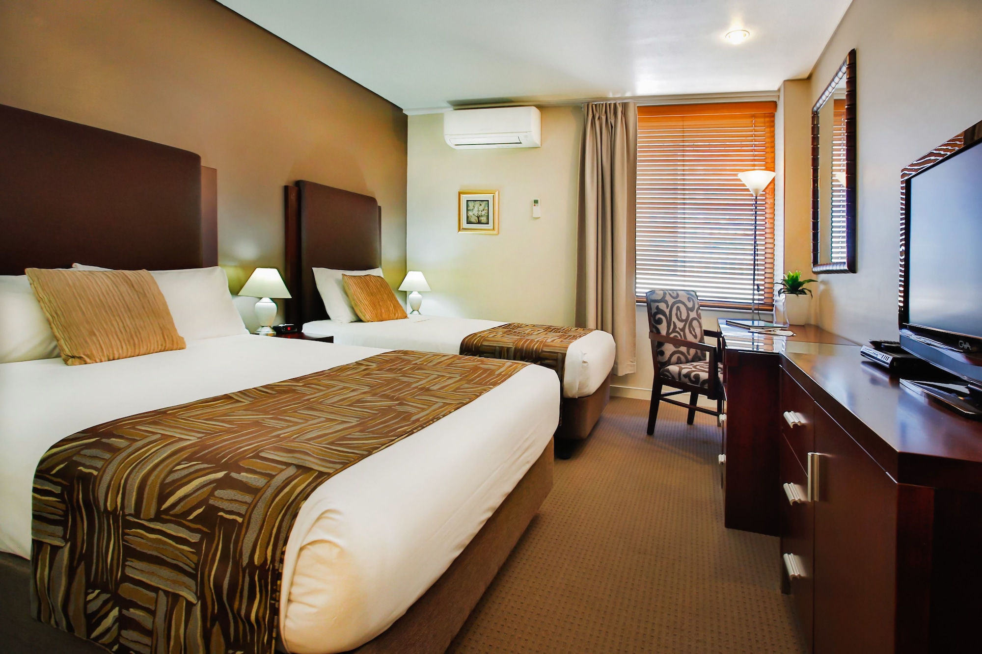 EXECUTIVE, TWIN BEDS