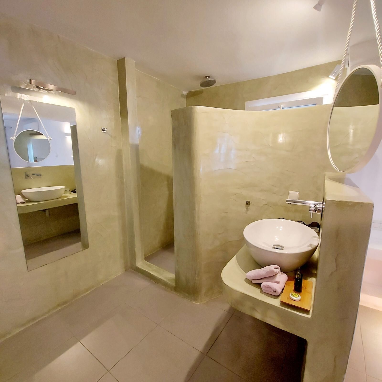 SUPERIOR, SUITE, KING BED