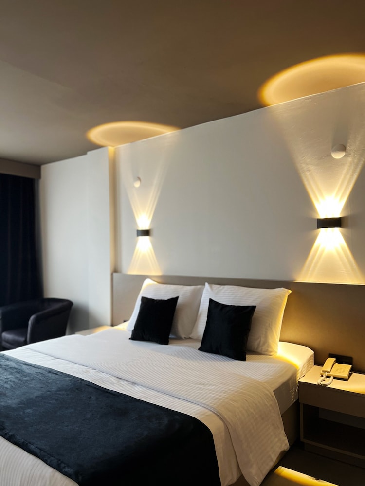 ZINOS HOTEL 10/37