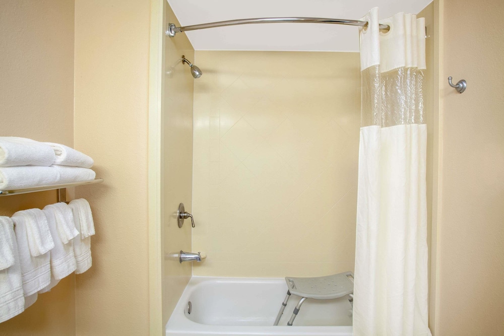 Days Inn By Wyndham Statesboro 14/22