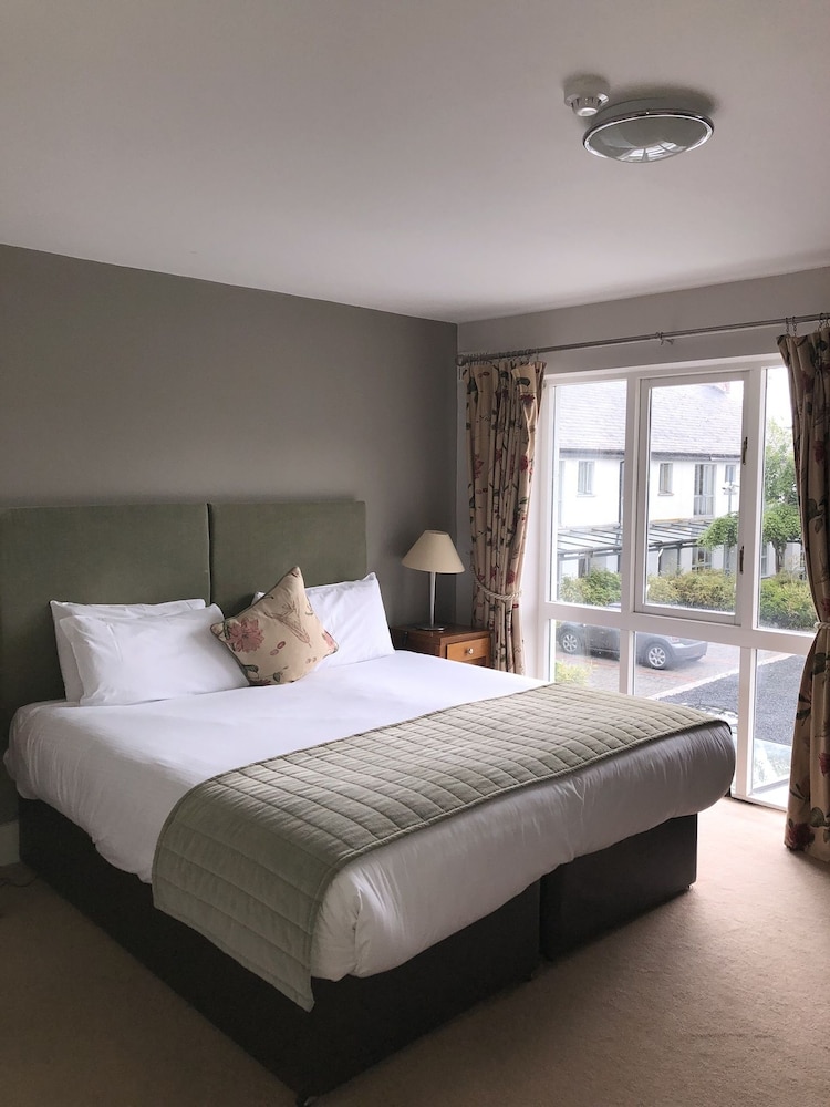 Castle Oaks House Hotel 6/58