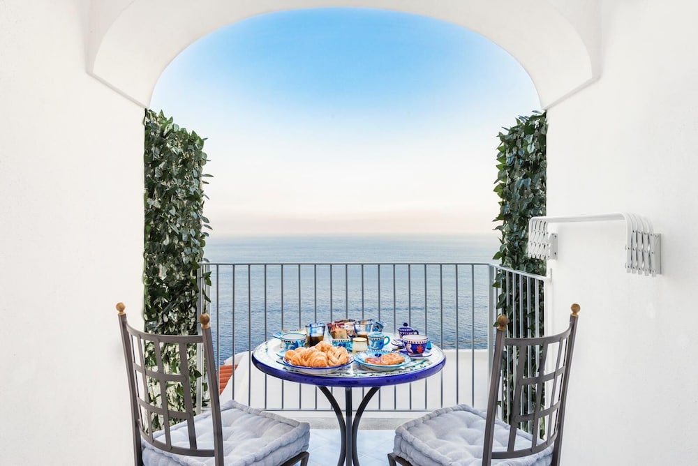 La Divina Amalfi Coast 14/20