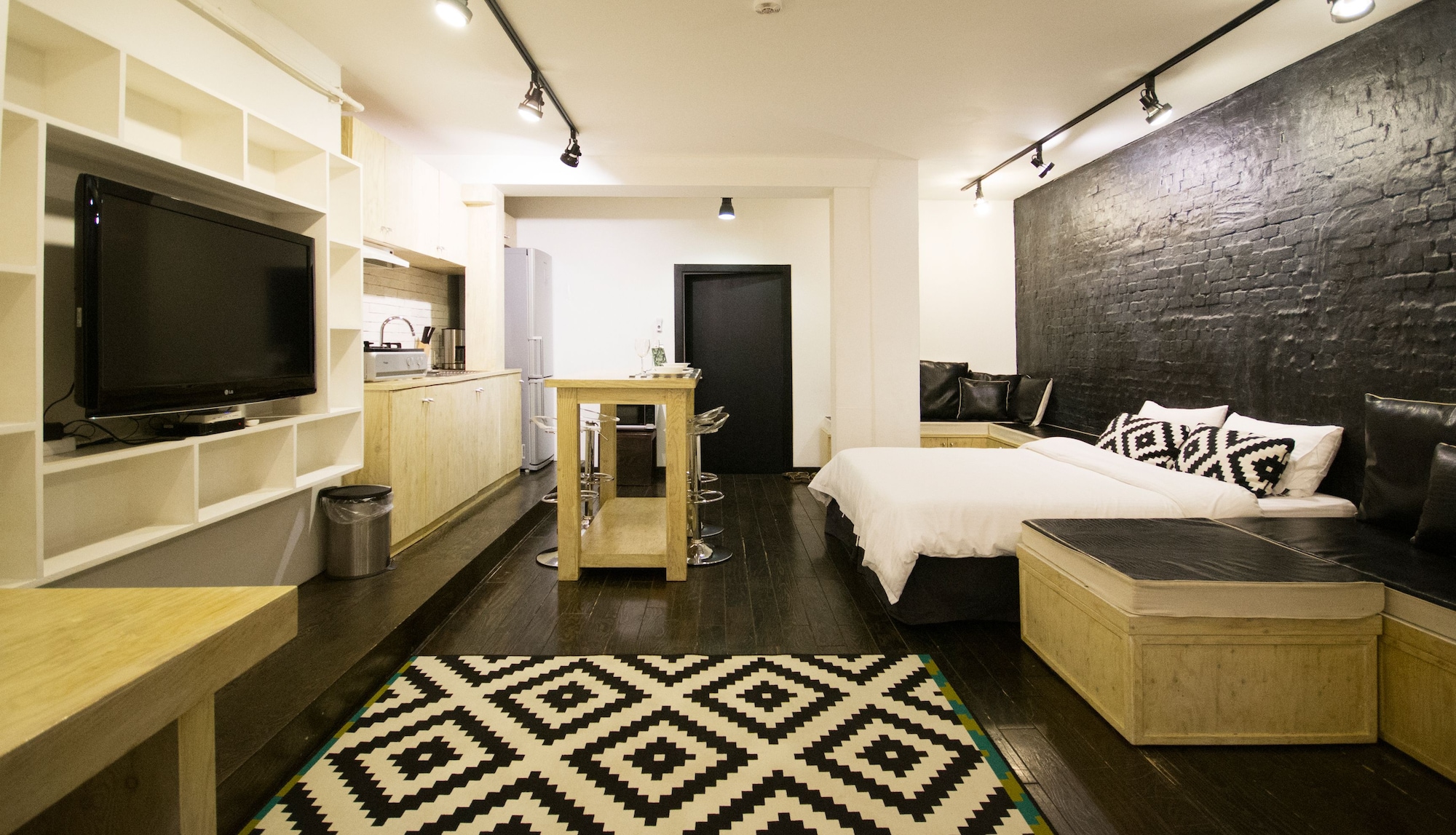 3 BEDROOMS, SUITE