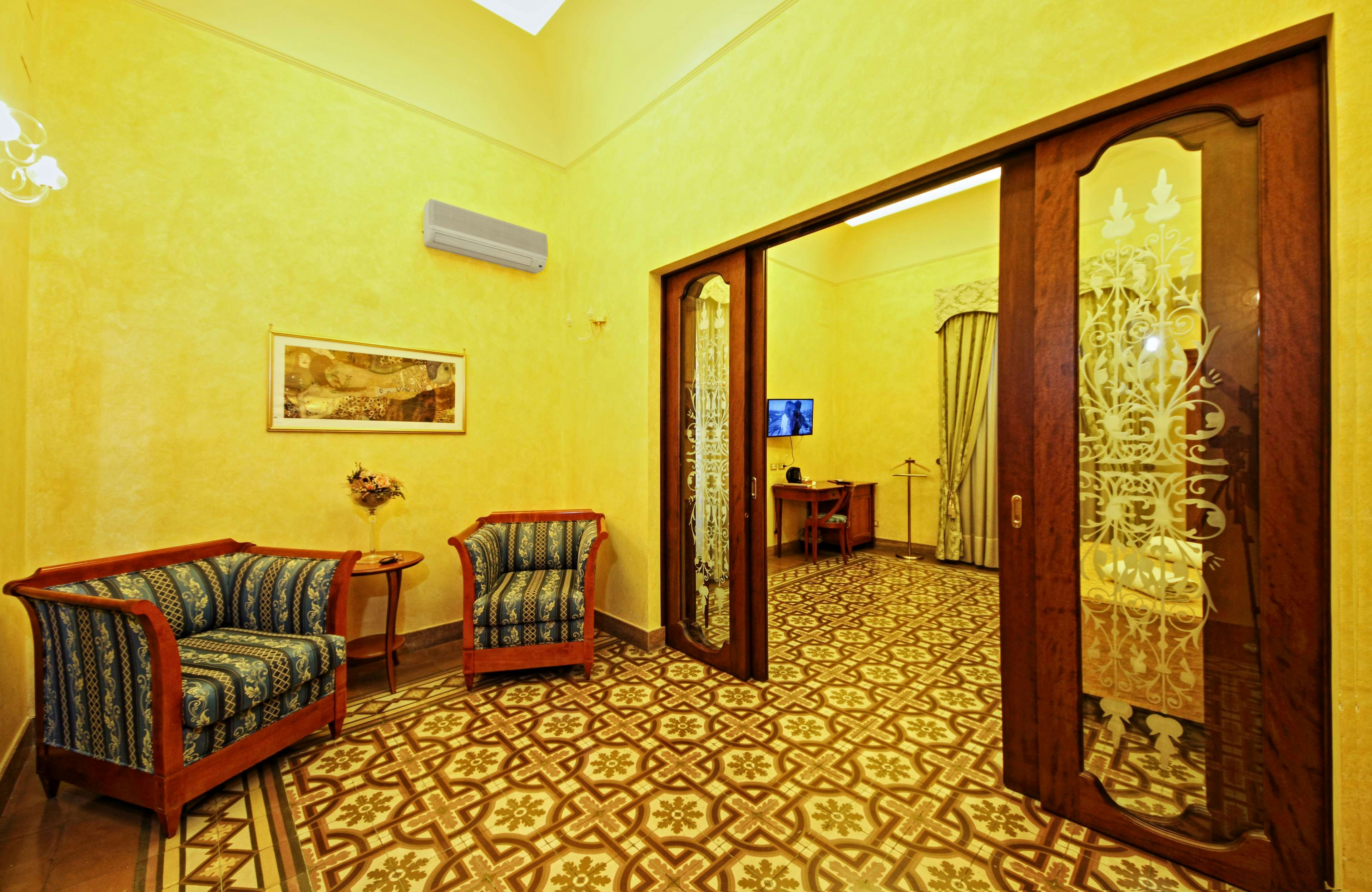 Hotel Tonic 10/16